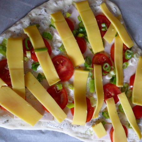 Krok 2 - Pizza z sosem śmietanowym i ziołami foto