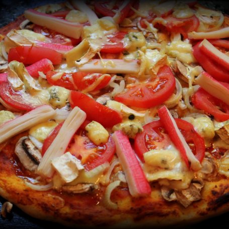 Krok 2 - Pizza z surimi i serami pleśniowymi foto