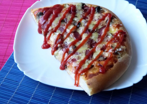 Fotografia przedstawiająca Pizza z suszoną cebulą