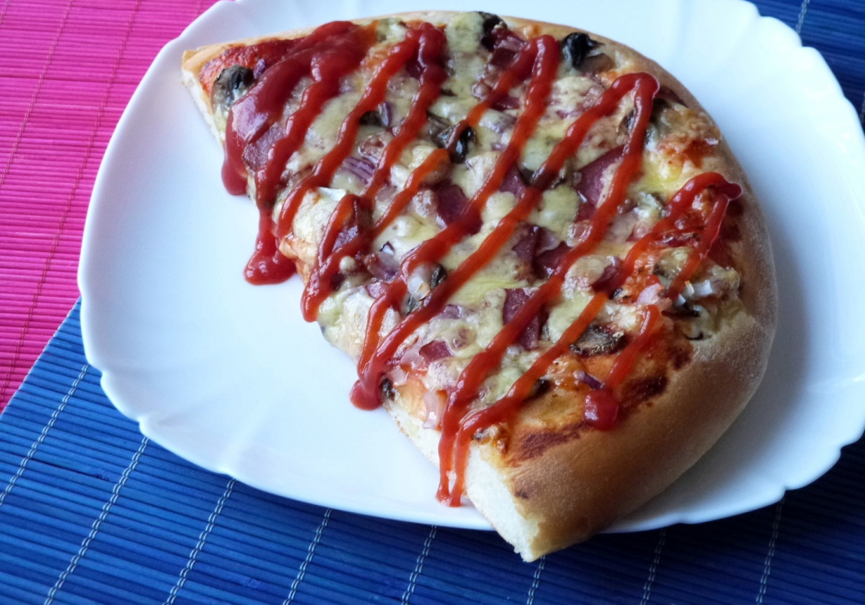 Pizza z suszoną cebulą  foto