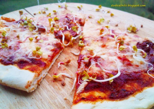 Fotografia przedstawiająca Pizza z suszonymi pomidorami i mozzarellą