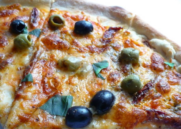 Fotografia przedstawiająca Pizza z suszonymi pomidorami i oliwkami