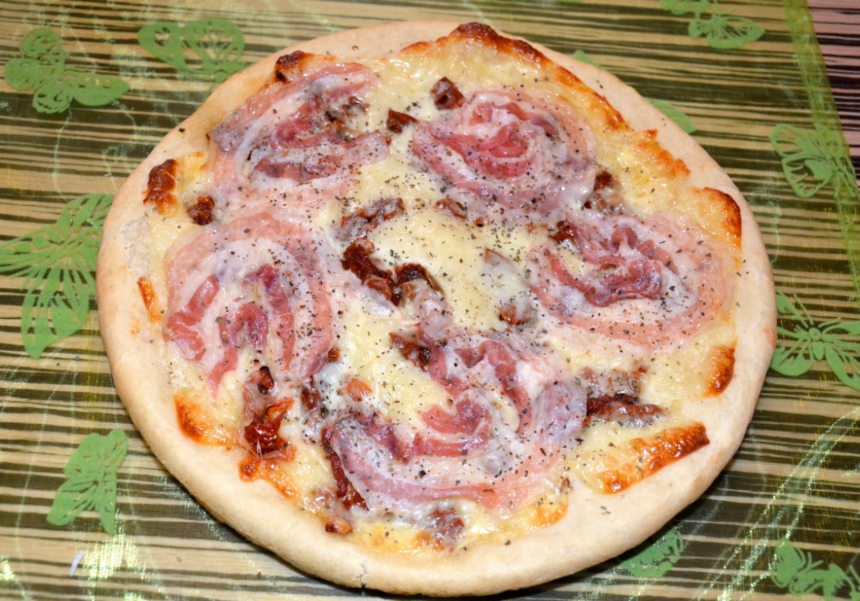 Pizza z suszonymi pomidorami i pancettą DoradcaSmaku.pl