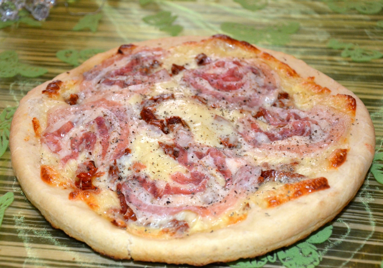 Pizza z suszonymi pomidorami i pancettą DoradcaSmaku.pl