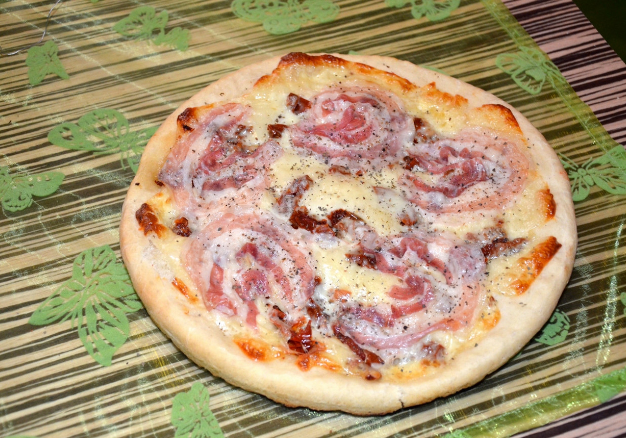 Pizza z suszonymi pomidorami i pancettą DoradcaSmaku.pl