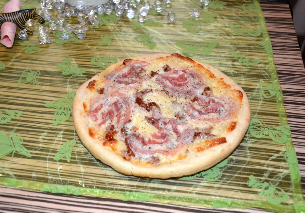 Pizza z suszonymi pomidorami i pancettą foto