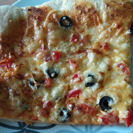 Krok 5 - Pizza z suszonymi pomidorami, oliwkami i pesto foto