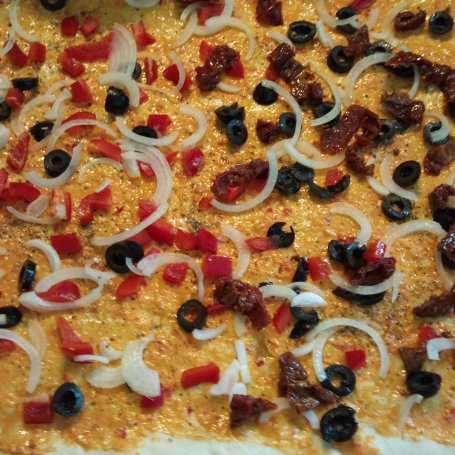 Krok 4 - Pizza z suszonymi pomidorami, oliwkami i pesto foto