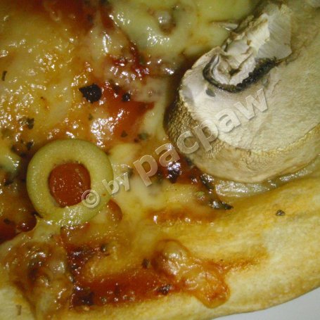Krok 6 - Pizza z szwarcwaldzką i zielonym pieprzem marynowanym foto