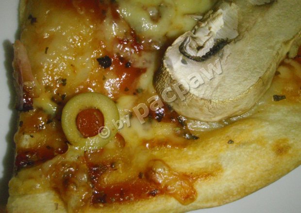 Fotografia przedstawiająca Pizza z szwarcwaldzką i zielonym pieprzem marynowanym