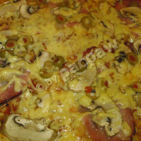 Krok 5 - Pizza z szwarcwaldzką i zielonym pieprzem marynowanym foto