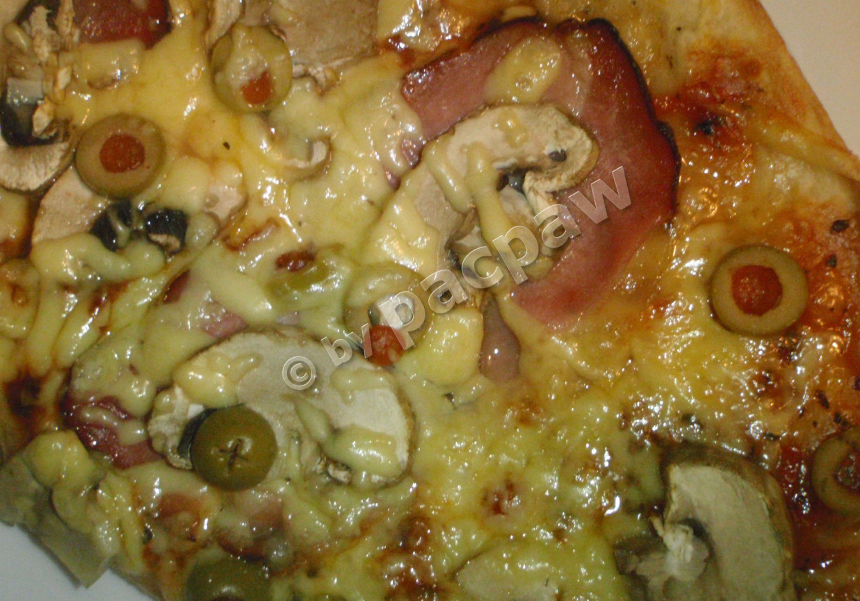 Pizza z szwarcwaldzką i zielonym pieprzem marynowanym foto