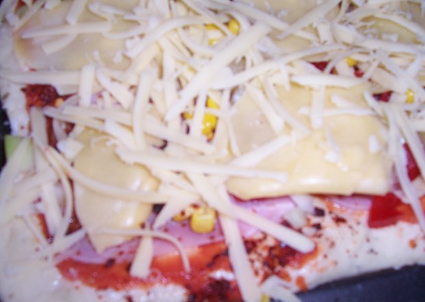Fotografia przedstawiająca pizza z szynką i ananasem