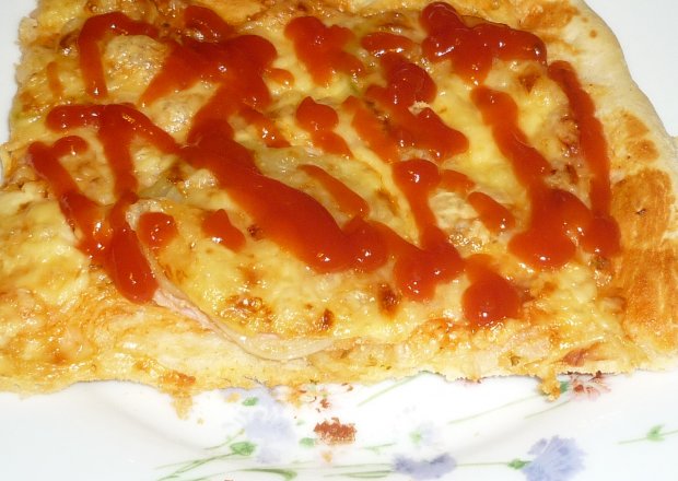 Fotografia przedstawiająca Pizza z szynką i cebulą
