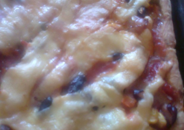 Fotografia przedstawiająca Pizza z szynką i mieszanką meksykańską
