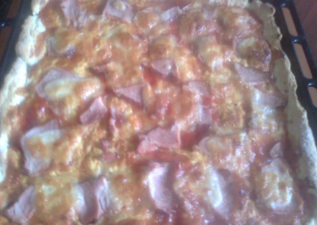 Fotografia przedstawiająca pizza z szynką i mozarellą
