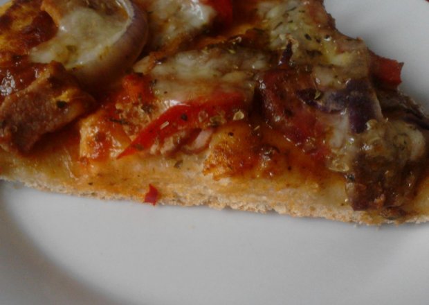 Fotografia przedstawiająca Pizza z szynką i mozzarellą Zub3r'a