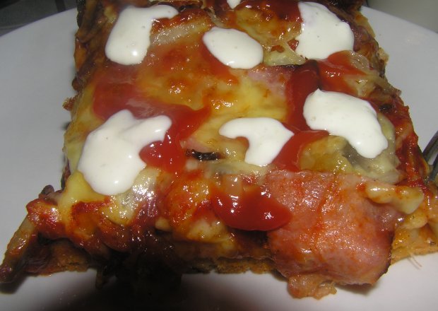 Fotografia przedstawiająca Pizza z szynką i mozzarellą