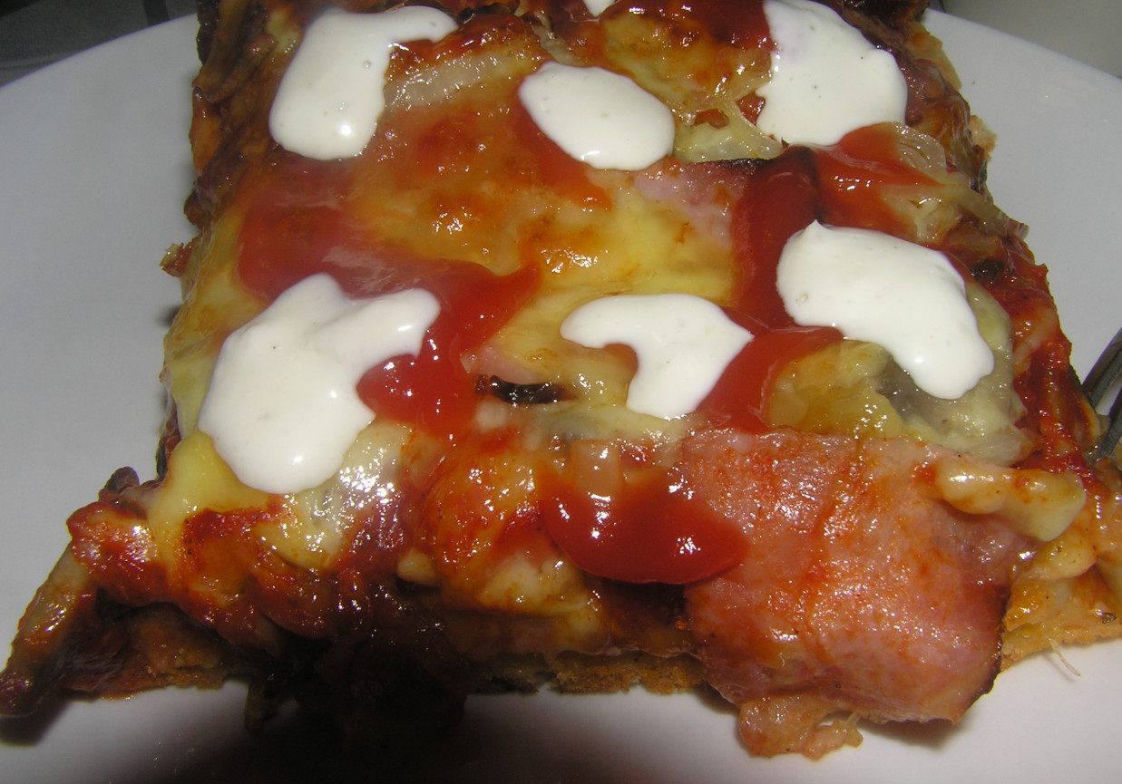 Pizza z szynką i mozzarellą foto