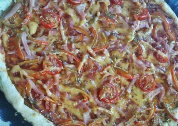 Fotografia przedstawiająca Pizza z szynką i papryką na cienkim cieście