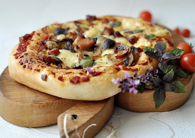 Fotografia przedstawiająca Pizza z szynką i pieczarkami