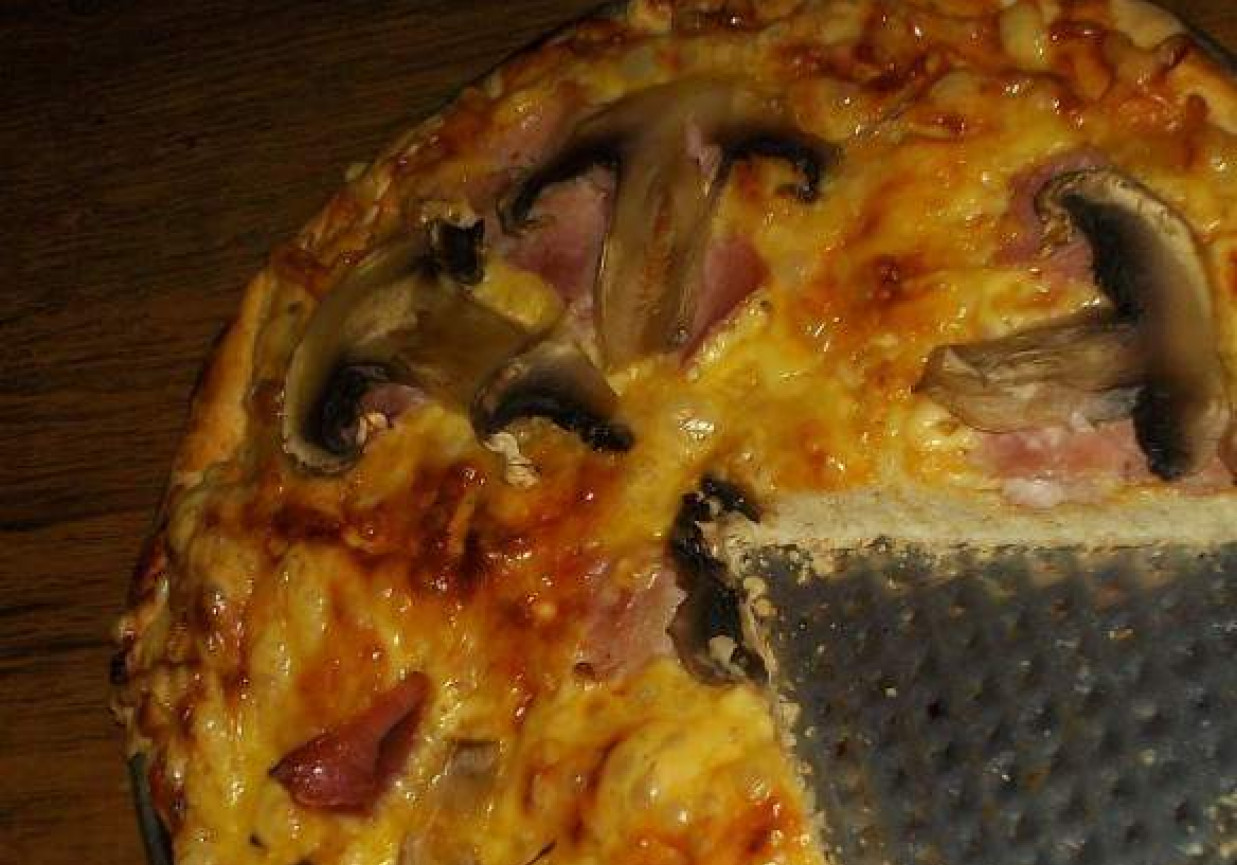 Pizza z szynką i pieczarkami foto