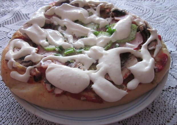 Fotografia przedstawiająca Pizza z szynką i pieczarkami