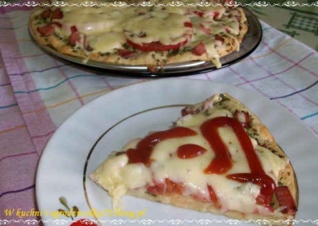 Fotografia przedstawiająca Pizza z szynką i pomidorami