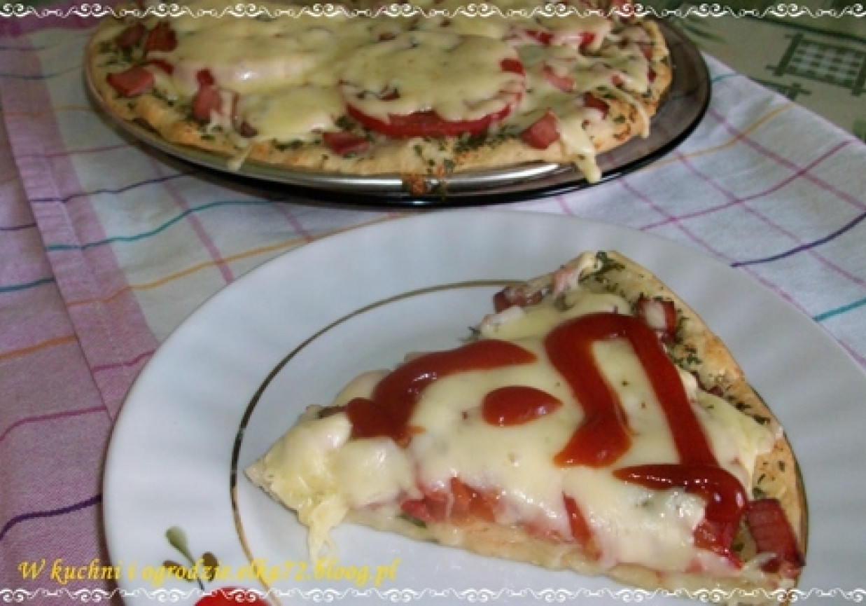 Pizza z szynką i pomidorami foto