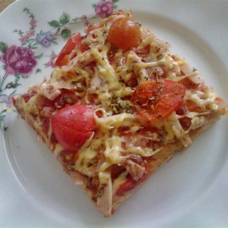 Krok 4 - Pizza z szynką i pomidorkami foto