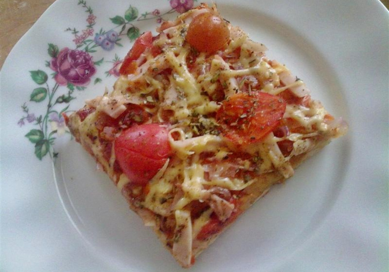Pizza z szynką i pomidorkami foto