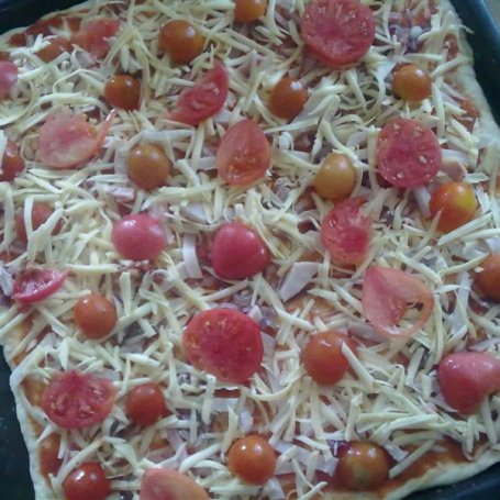 Krok 3 - Pizza z szynką i pomidorkami foto