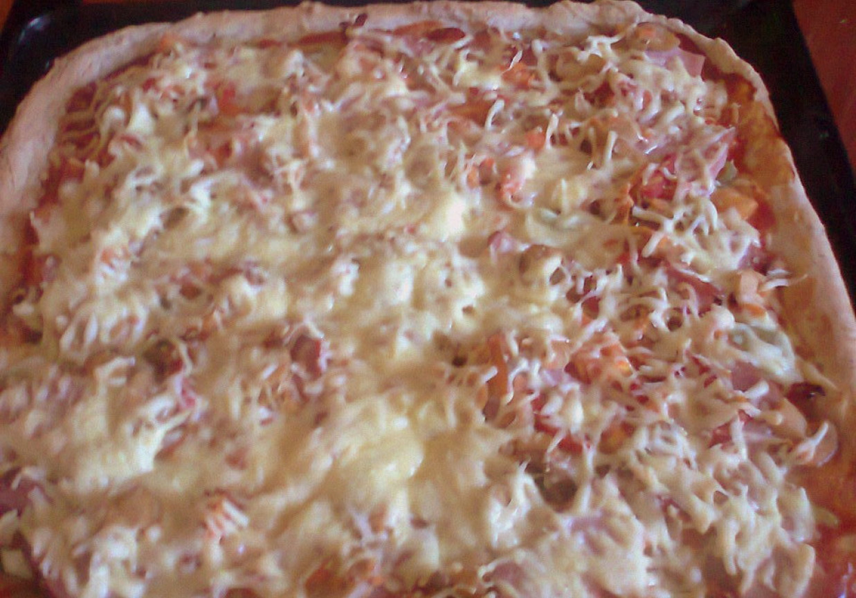 pizza z szynką i sałatką pieczarkową Smak foto