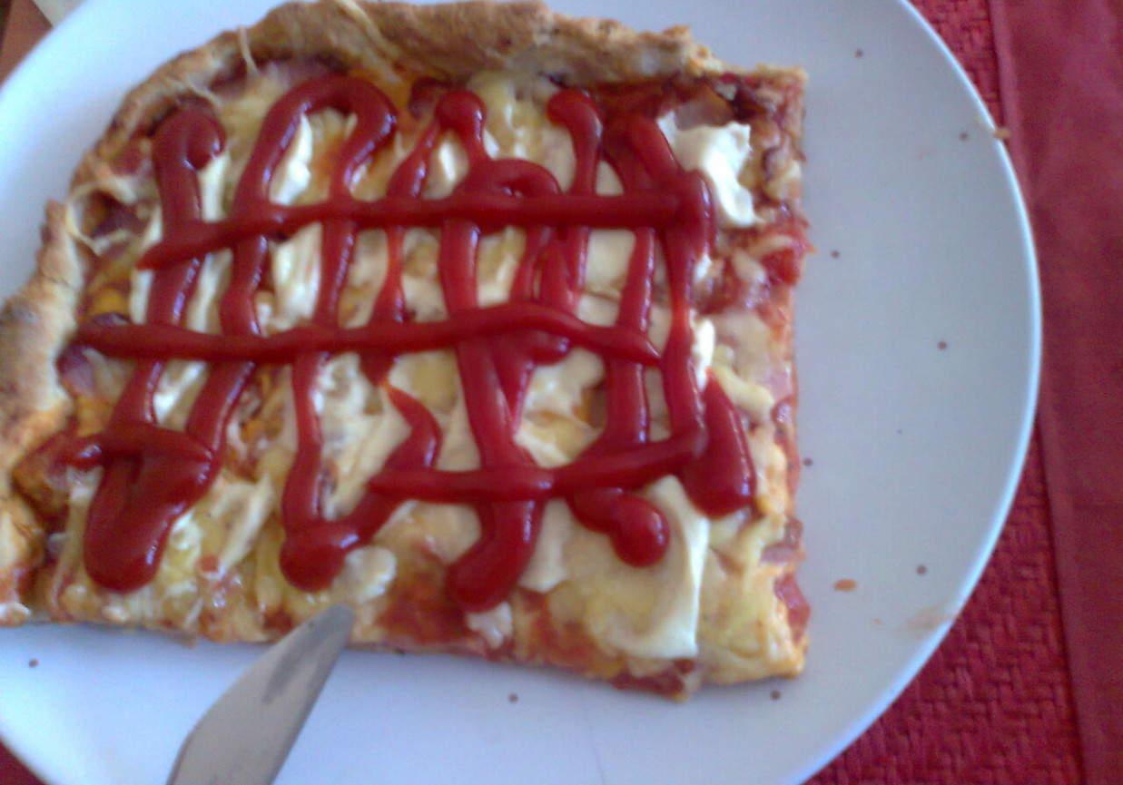 pizza z szynką i serem, spód z dodatkiem oregano foto