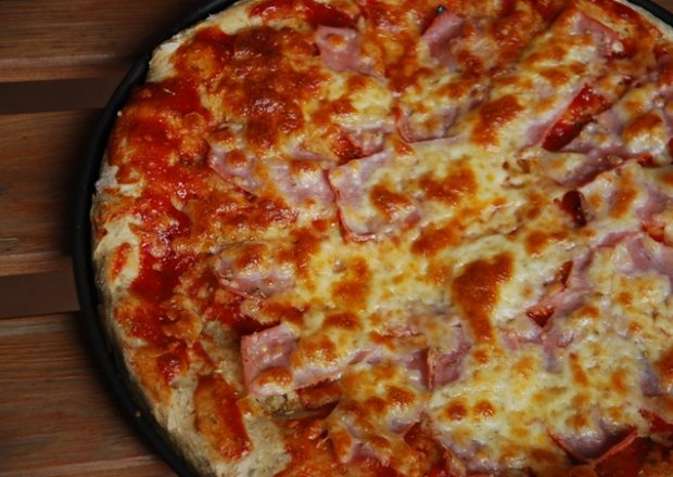 Fotografia przedstawiająca Pizza z szynką i serem