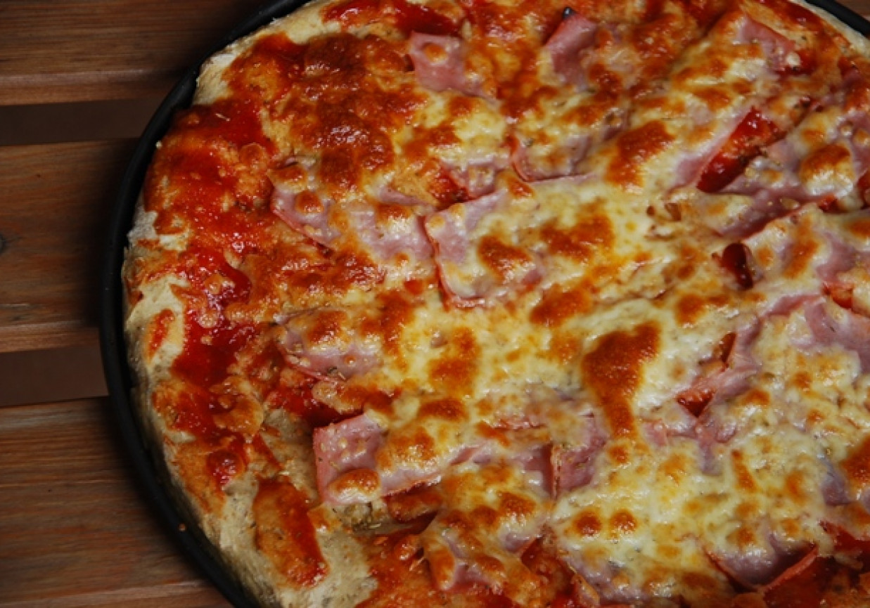 Pizza z szynką i serem foto