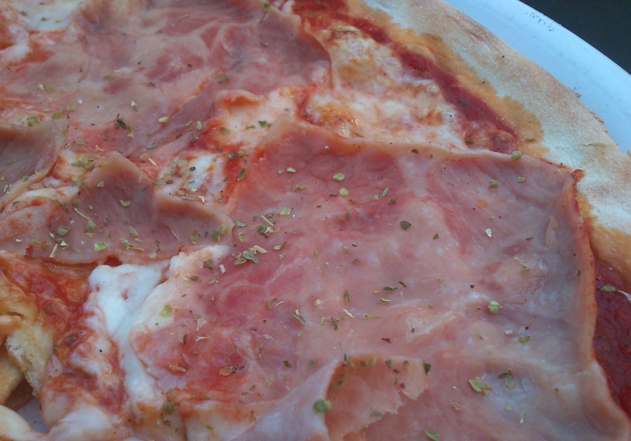 pizza z szynką konserwową foto