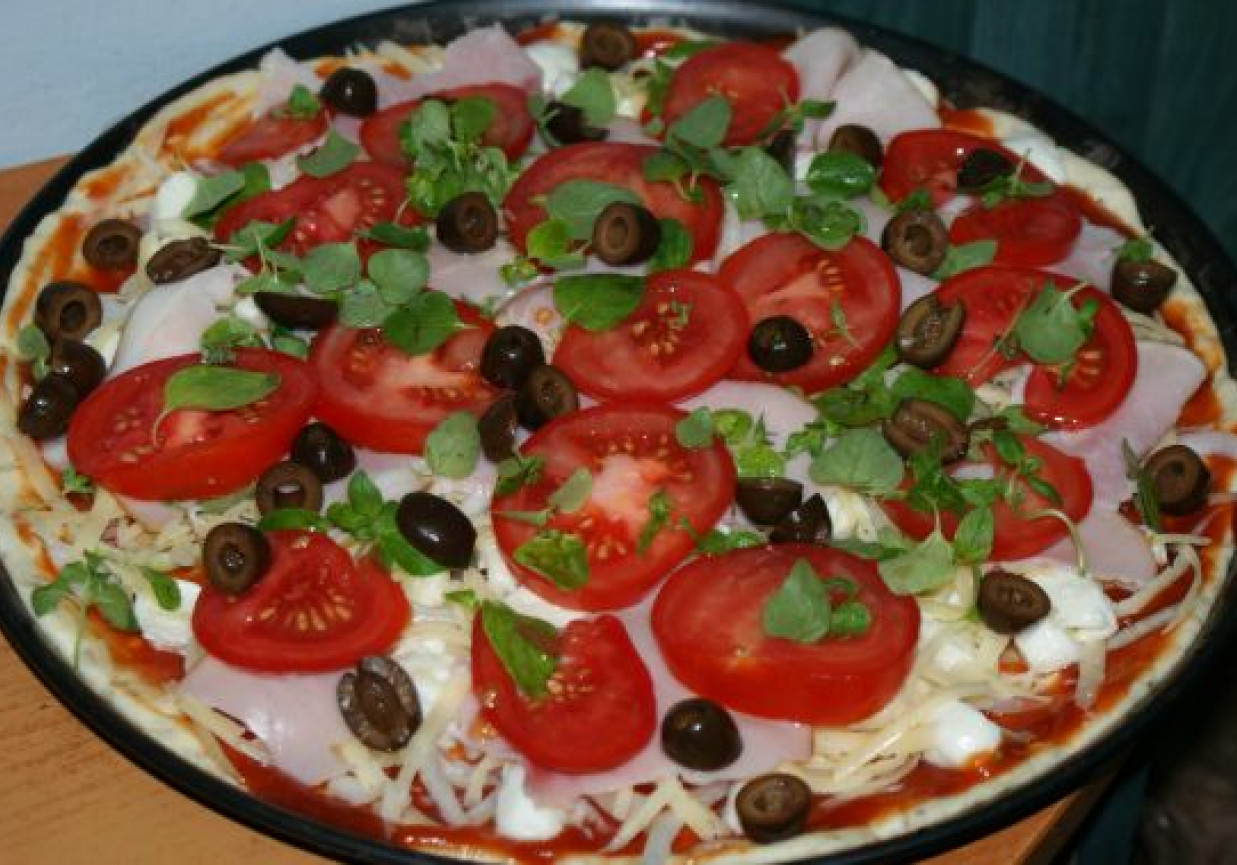 Pizza z szynką mozzarellą i oliwkami foto