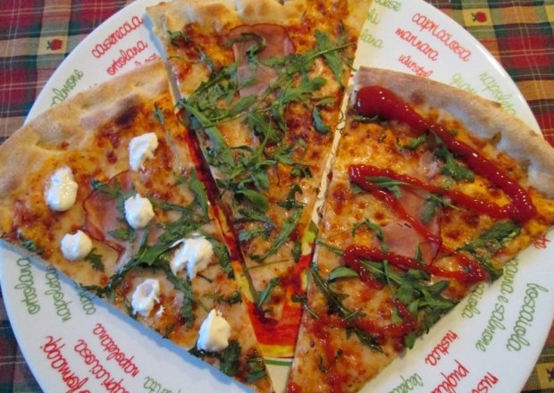 Fotografia przedstawiająca Pizza z szynką mozzarellą i rukolą