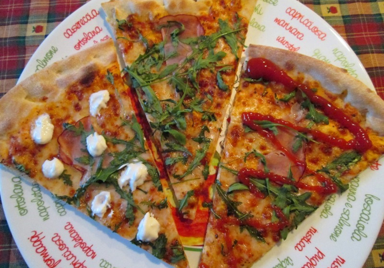 Pizza z szynką mozzarellą i rukolą  foto