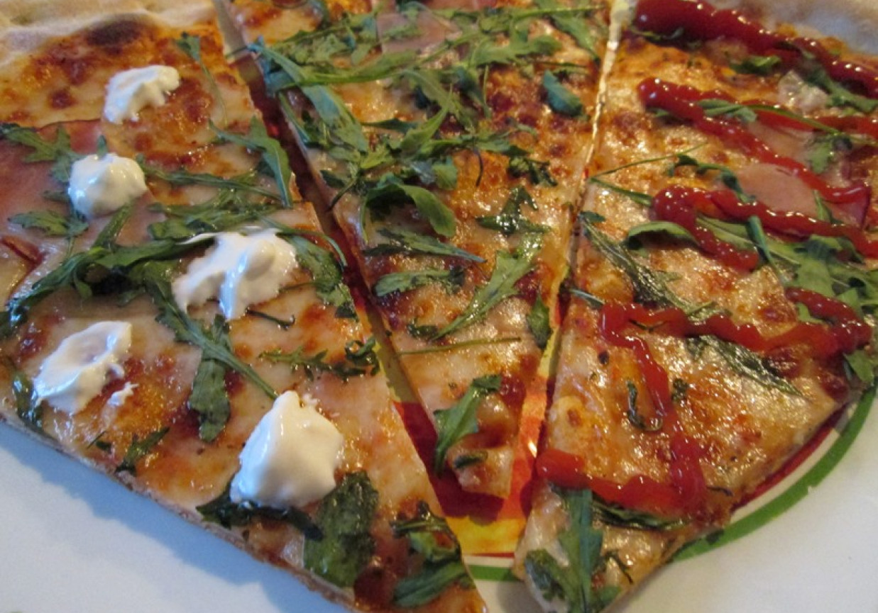 Pizza z szynką mozzarellą i rukolą  foto
