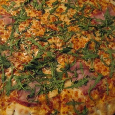 Krok 9 - Pizza z szynką mozzarellą i rukolą  foto