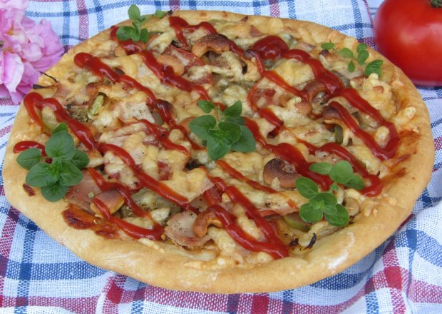 Fotografia przedstawiająca Pizza z szynką, ogórkiem i orzechami nerkowca