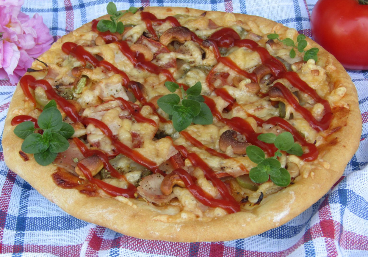 Pizza z szynką, ogórkiem i orzechami nerkowca foto