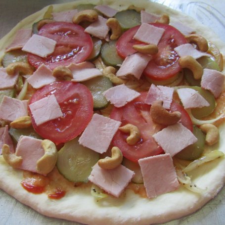 Krok 3 - Pizza z szynką, ogórkiem i orzechami nerkowca foto