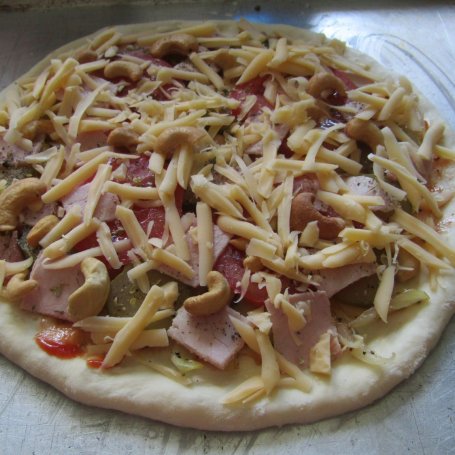 Krok 4 - Pizza z szynką, ogórkiem i orzechami nerkowca foto