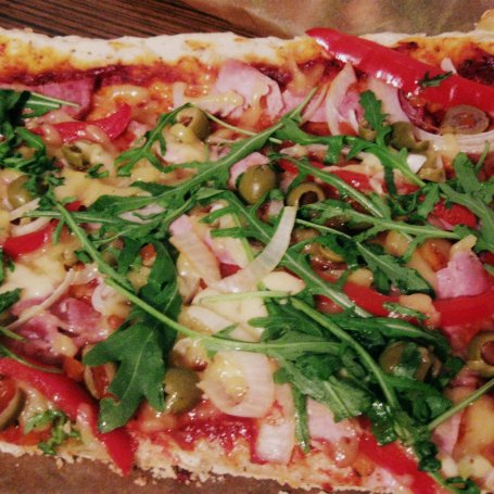 Krok 3 - Pizza z szynką, oliwkami, papryką i rukolą foto