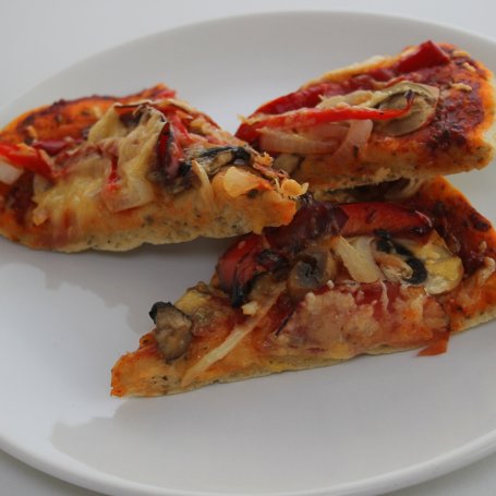 Krok 3 - Pizza z szynką parmeńską i czerwoną papryką foto