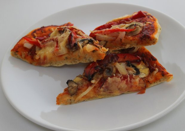 Fotografia przedstawiająca Pizza z szynką parmeńską i czerwoną papryką