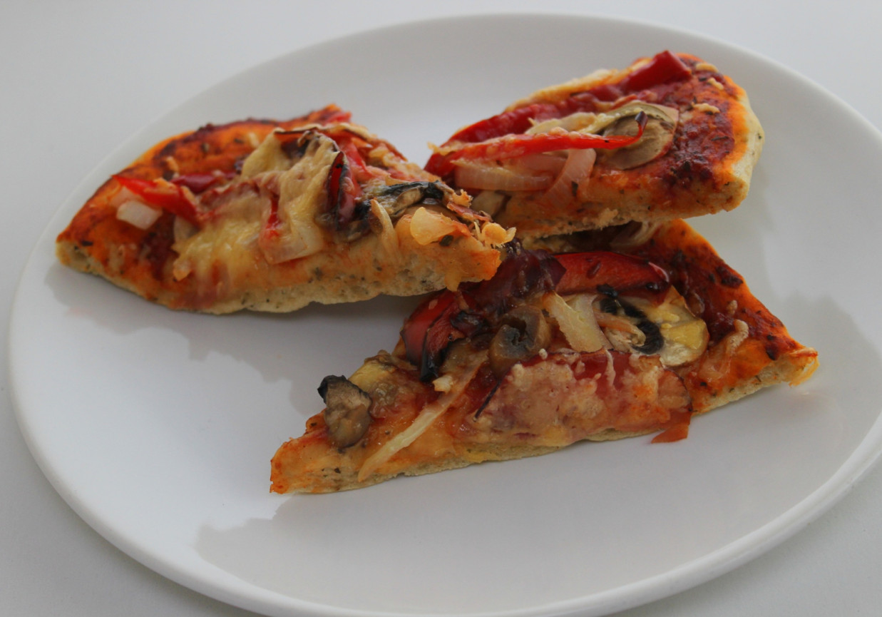 Pizza z szynką parmeńską i czerwoną papryką foto